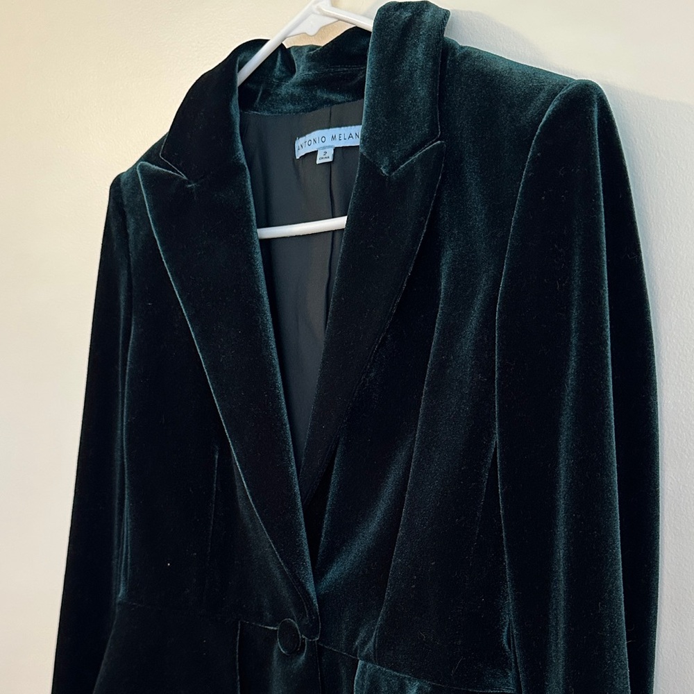 ANTONIO MELANI Elegant Emerald Green Velvet Blazer. Perfect for the Holidays
